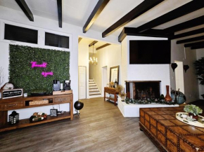 904 Nomad's Nest Mid-Century modern boho chic cabin vibes with MEGA gameroom, pingpong, gym, patio